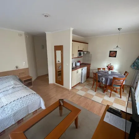 Garda Wellness Apartmanhaz 公寓式酒店 4*